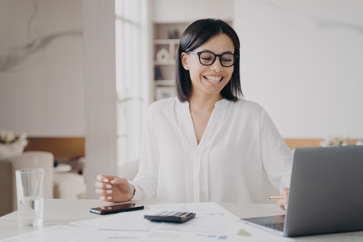 Викладач пояснює маркетингові концепції групі студентів